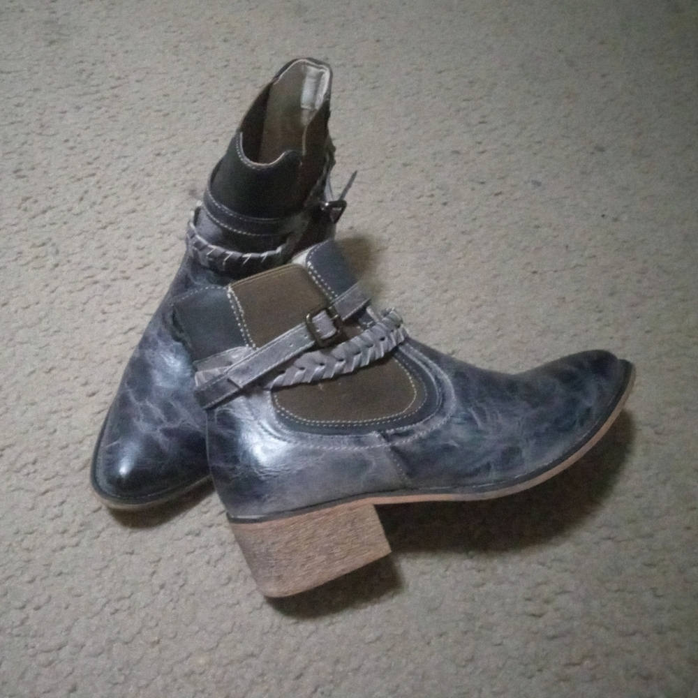 Maurices Breana Gray Western Block Heel Ankle Boots Sz.9